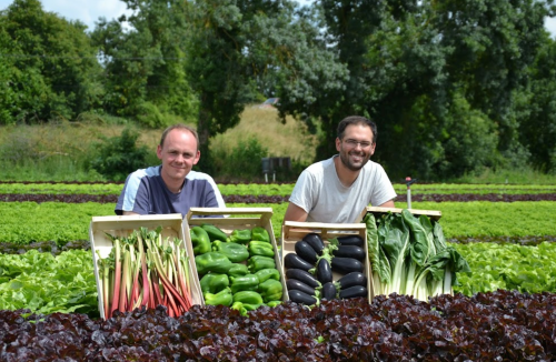 2 producteurs locaux dan s les champs