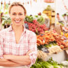 Photo d'une productrice Local souriant devant son stande