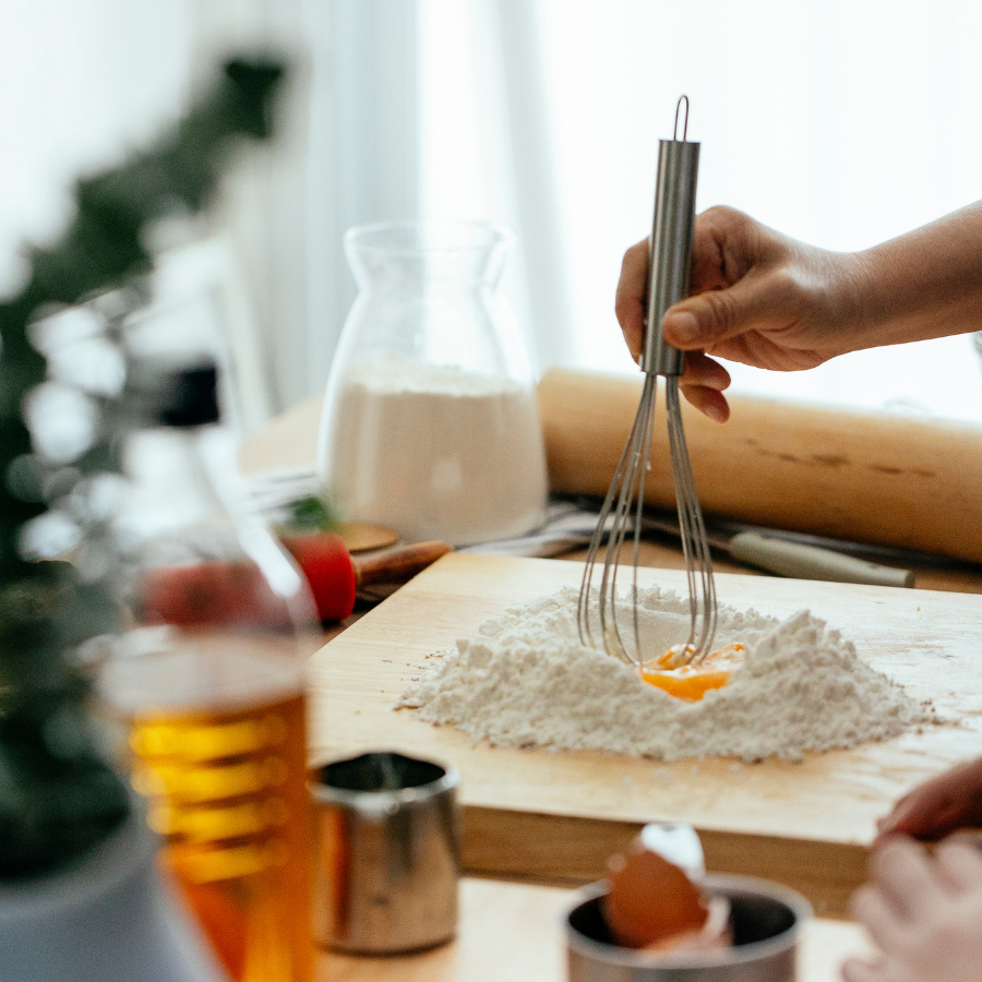 Un plan de travail avec de la farine et un oeuf
