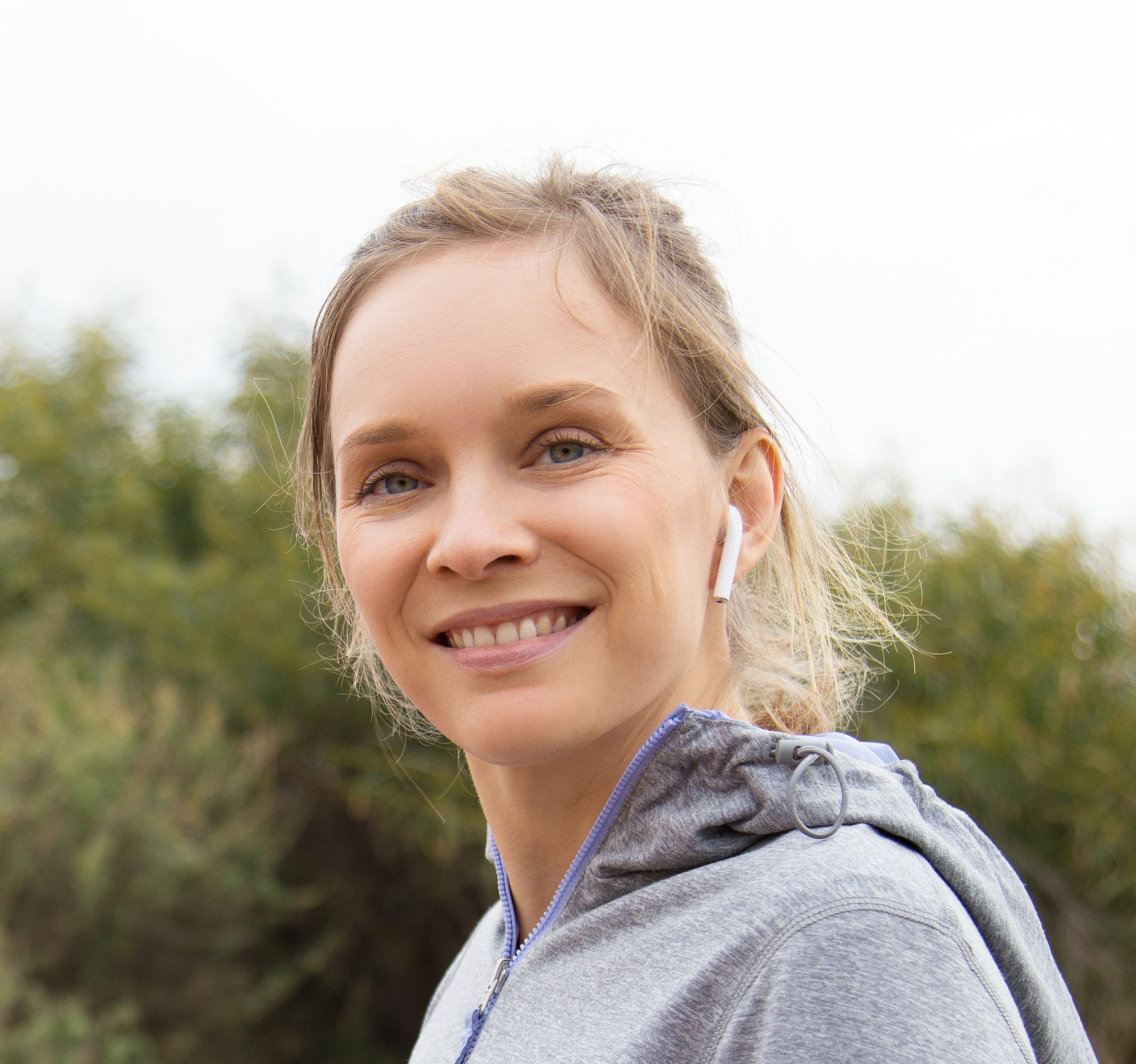 femme blonde ne survêtement qui sourit